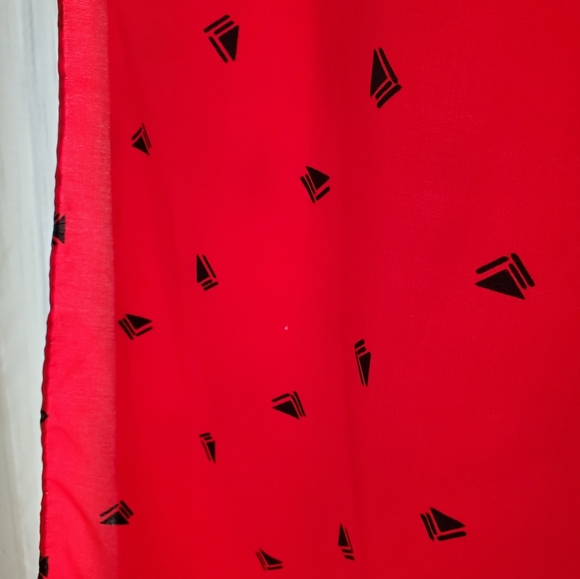 80s Vintage Red & Black Triangle Pattern Silk Scarf - Picture 6 of 6
